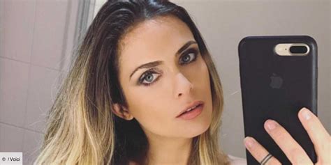 PHOTO Clara Morgane enlève le haut de son bikini et donne